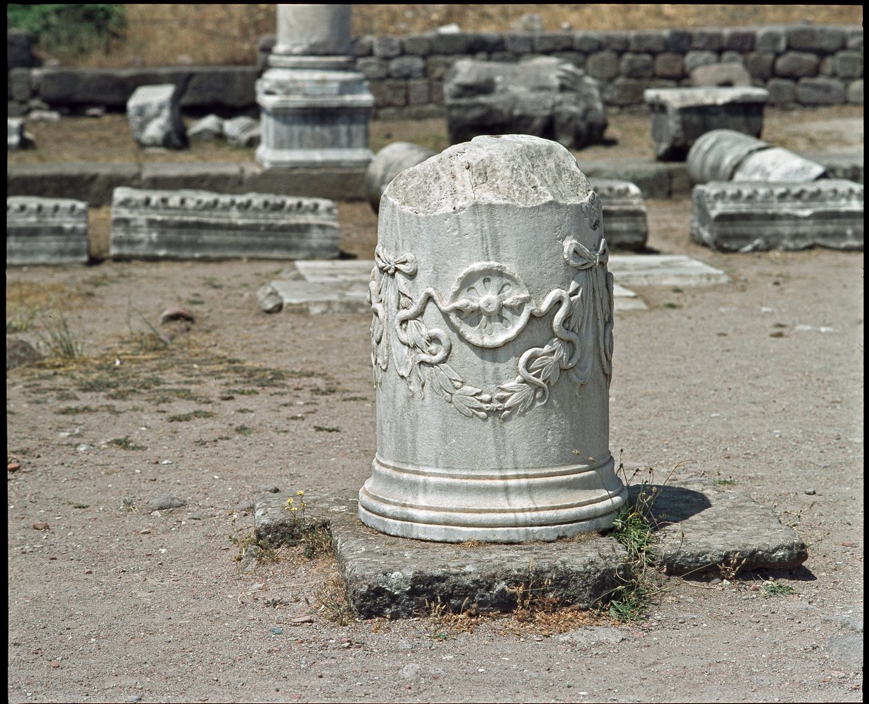 Colonne décorée du symbole du dieu Asclépios. Sanctuaire d