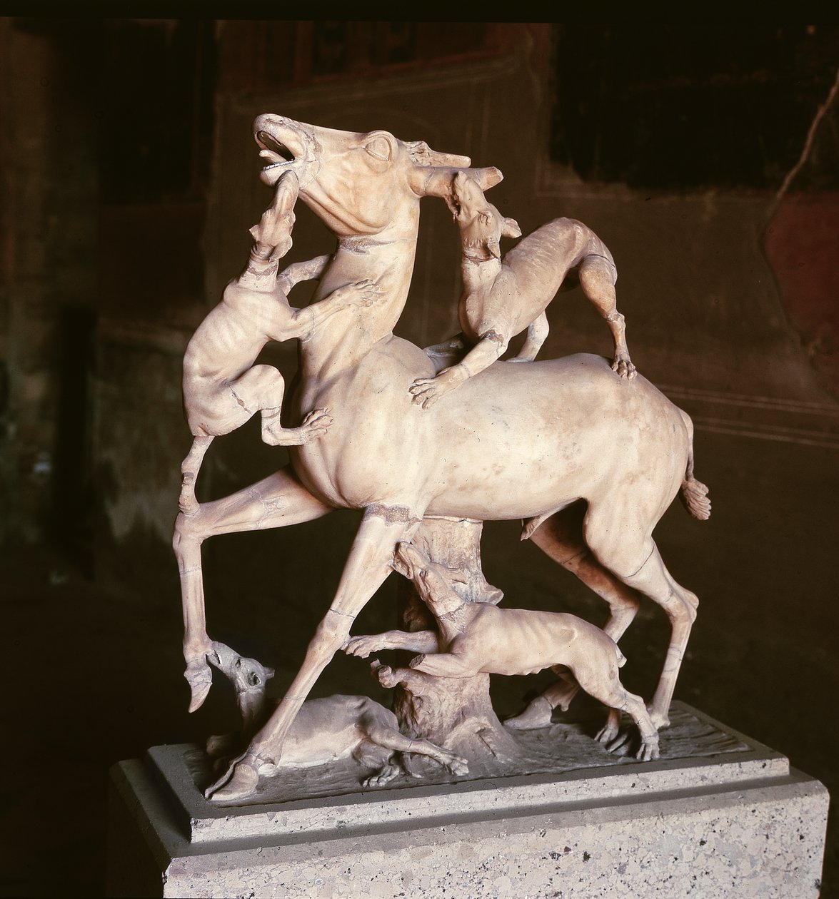 Cerf attaqué par des chiens, de la Maison des Cerfs - Roman