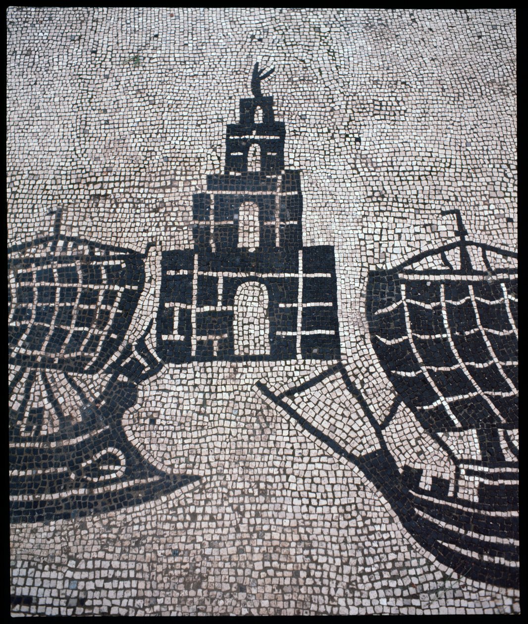 Art romain : «Phare et Navires» Mosaïque de la Corporation des gens de la mer, Place des Corporations - Roman