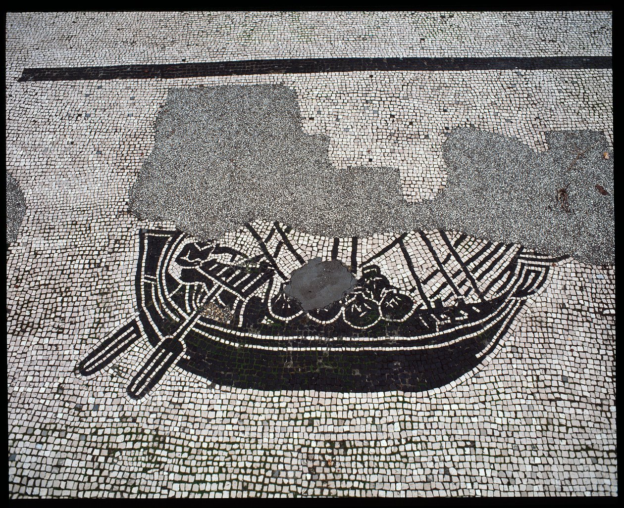 Art romain : "Navire". Mosaïque de la Corporation des gens de la mer, Place des Corporations - Roman
