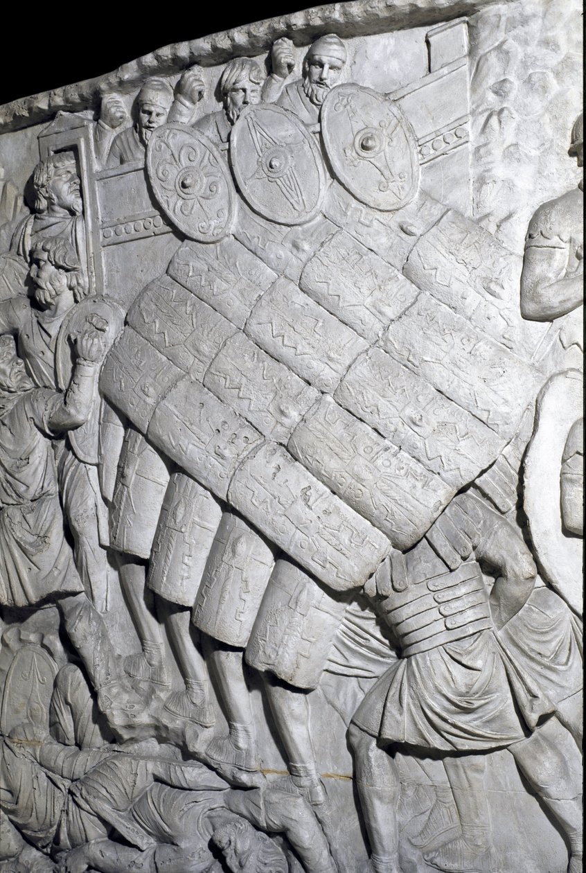 Art romain : Assaut des Romains pendant la première guerre. Moulage de 1862 reproduisant les bas-reliefs de la colonne de Trajan (Colonna Traiana) à Rome construite sous le règne de l