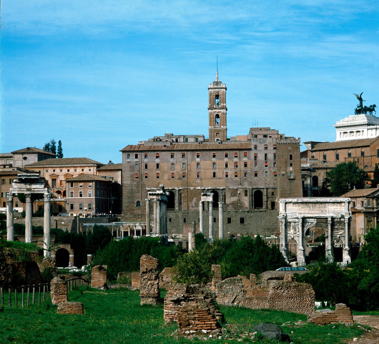 Forum romain : vue panoramique avec en arrière-plan le Tabularium utilisé comme archives (79 av. J.-C.). Rome - Roman