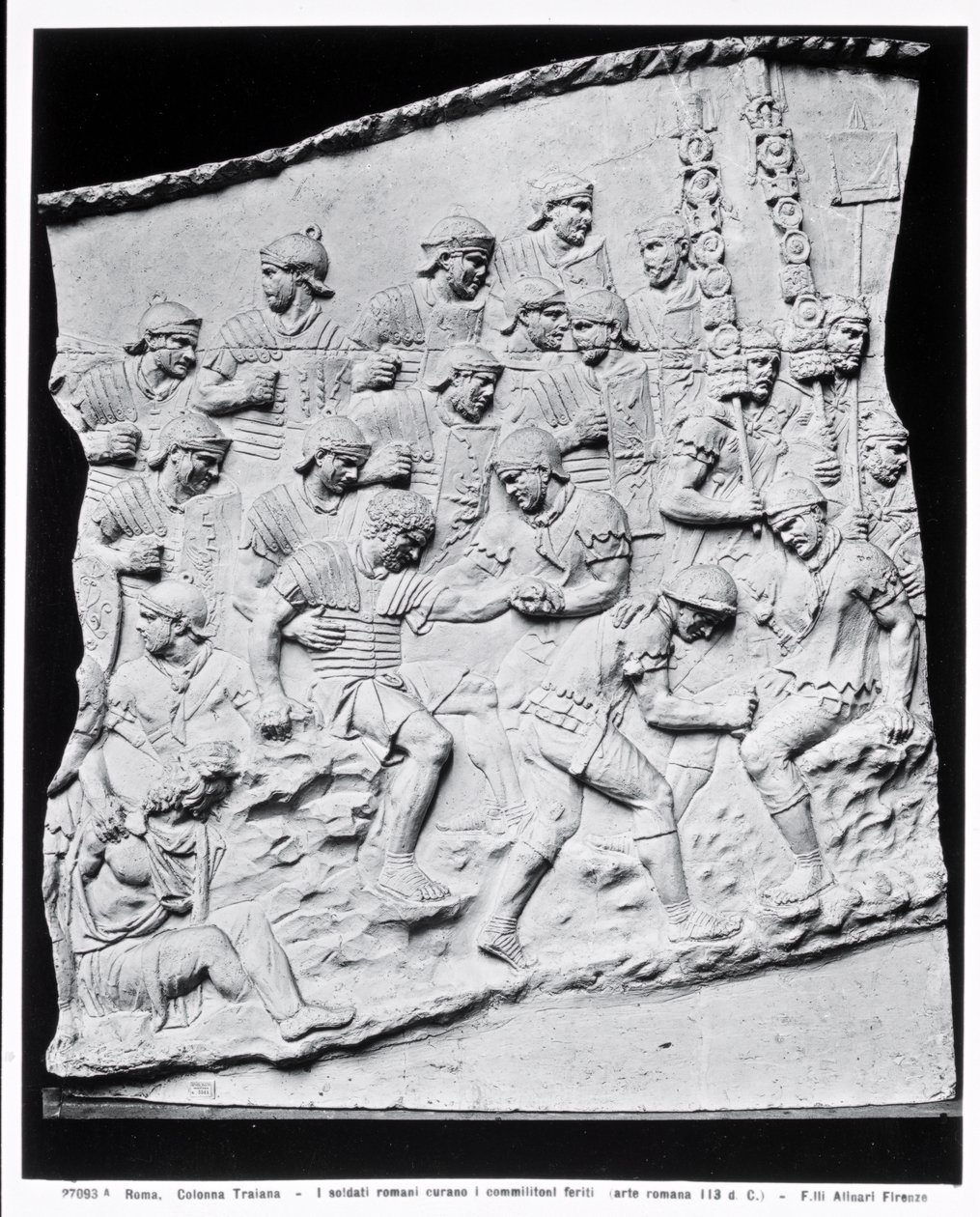 Soldats romains soignant les blessés, moulage de la colonne Trajane, 113 après J.-C. - Roman