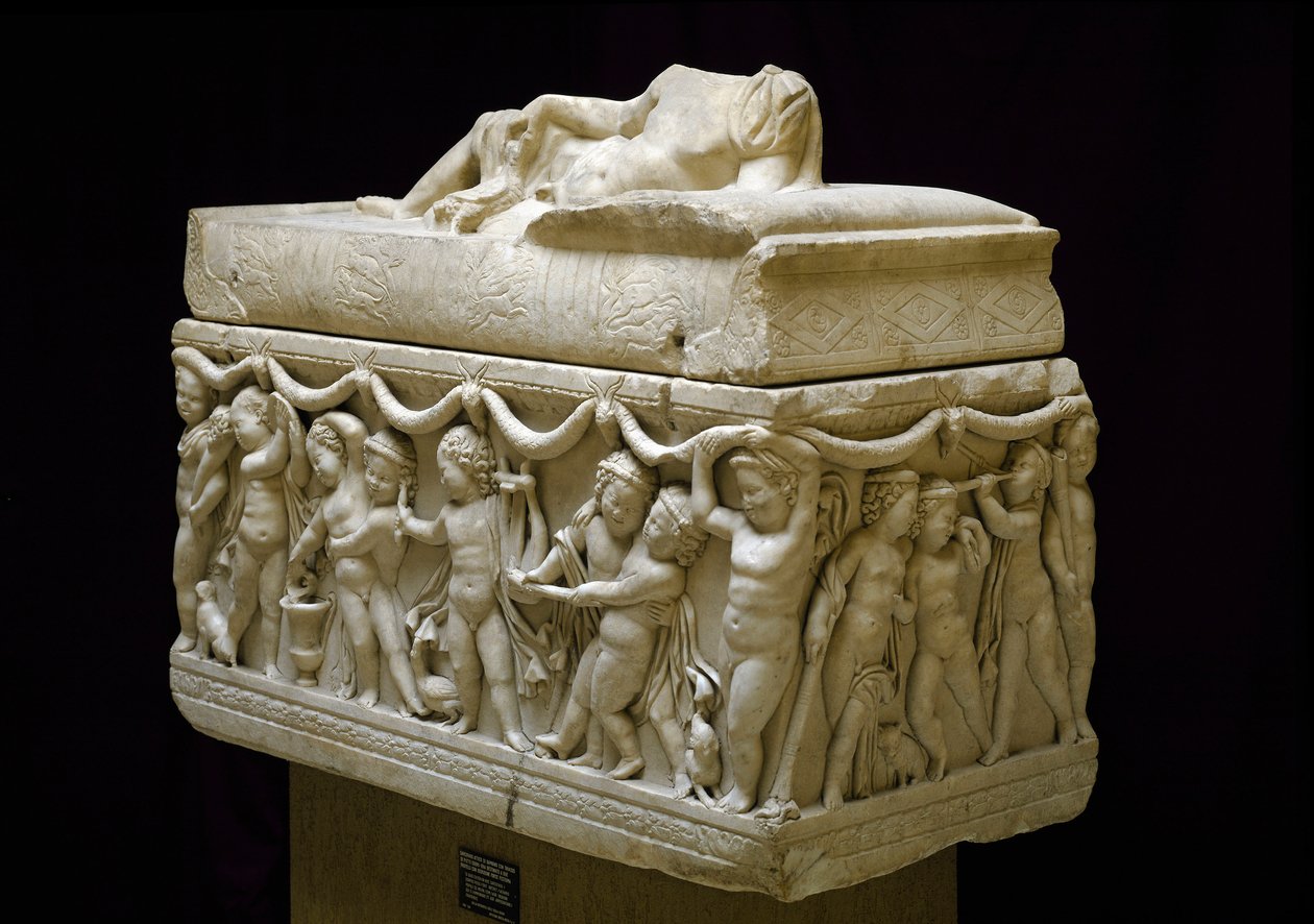 Antiquité romaine : sarcophage en marbre décoré sur les côtés de reliefs de figures d