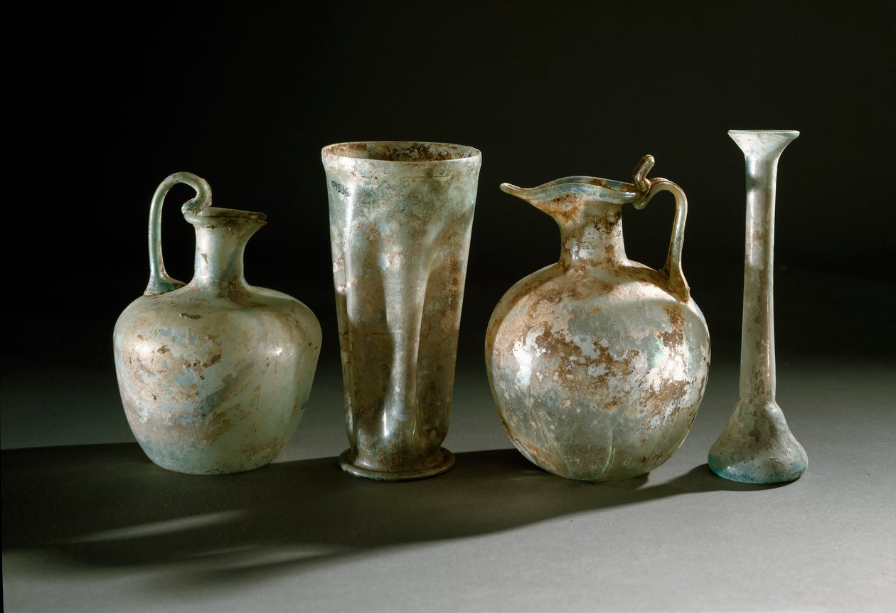 Art romain : cruches et vases en verre de Pompéi. 1er siècle, Museo Archeologico Nazionale, Naples - Roman