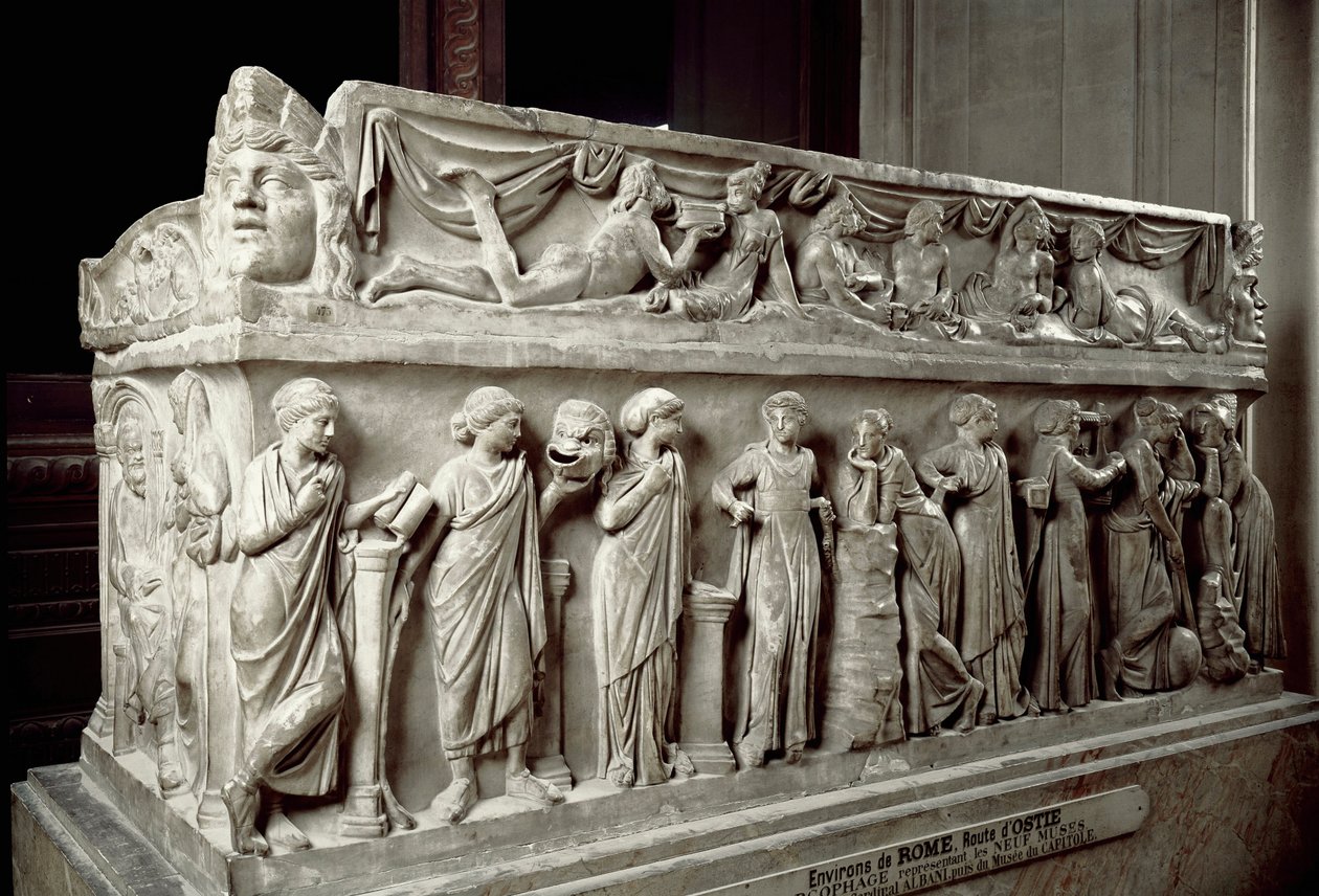 Art romain : sarcophage en marbre décoré de bas-reliefs représentant les Muses et une scène de banquet - Roman