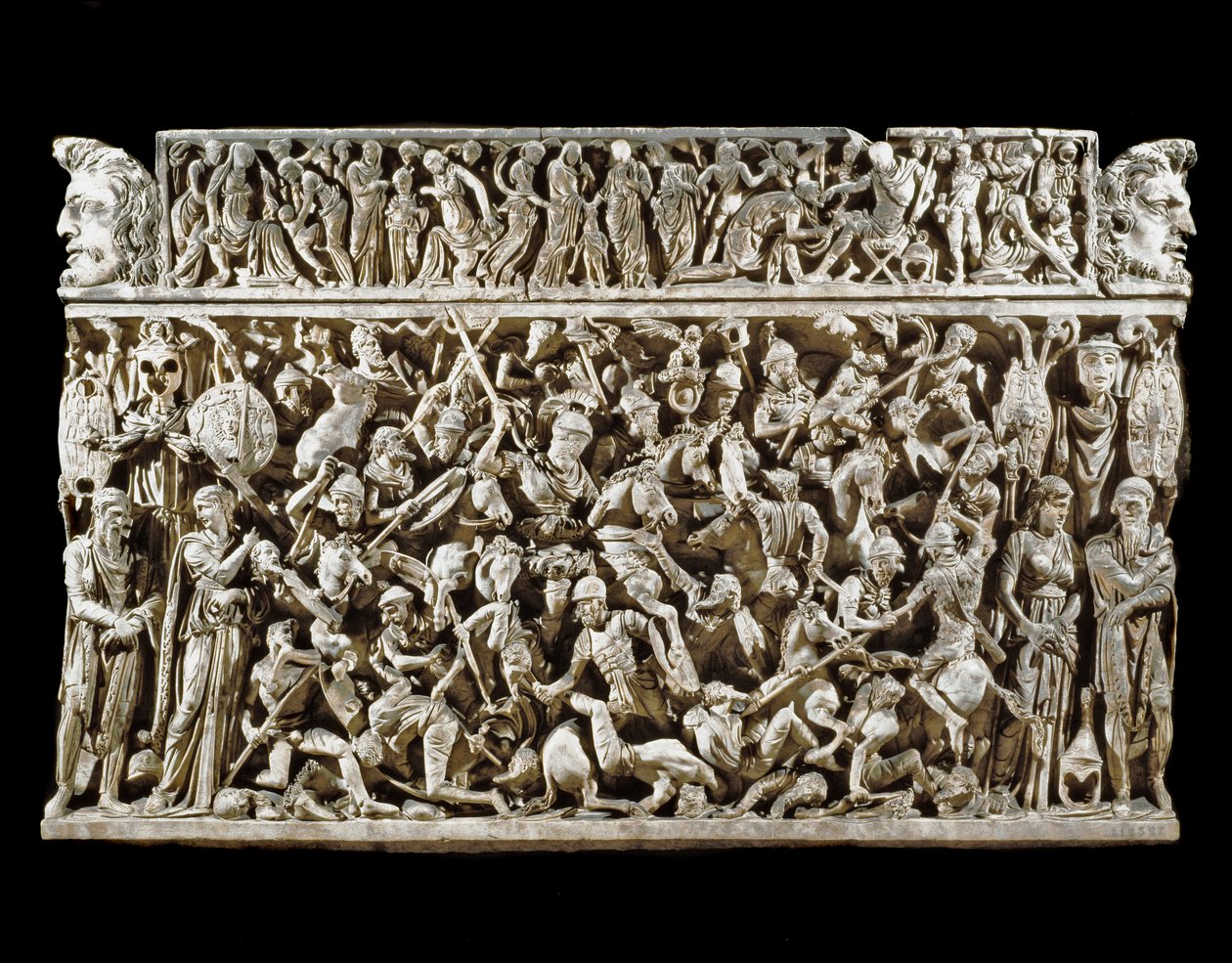 Art romain : scène de batailles entre guerriers romains et barbares pendant les guerres marcomanes. Relief du sarcophage dit Portonaccio d