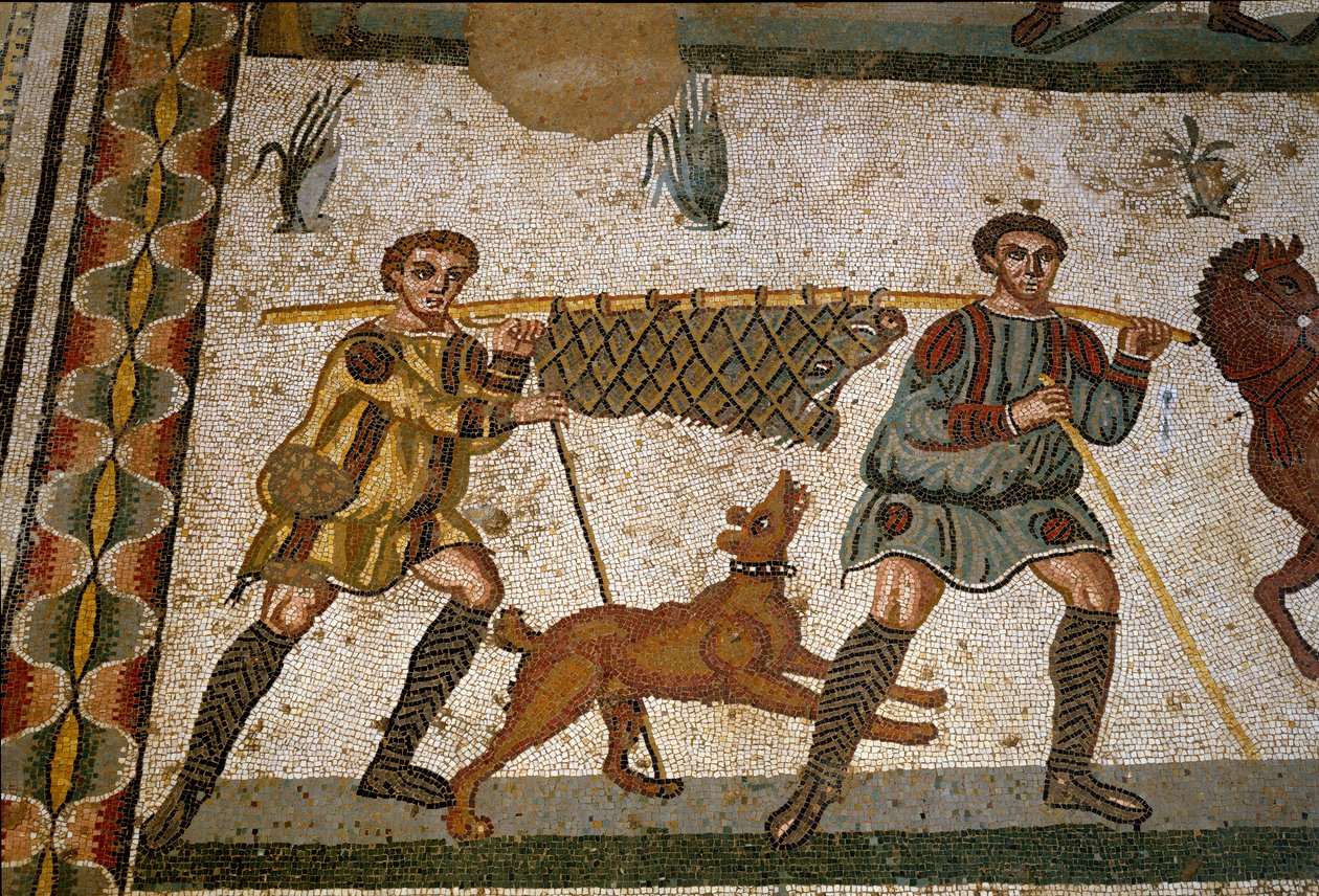 Art romain : deux esclaves portant un sanglier. Détail de la mosaïque « La petite chasse » - Roman
