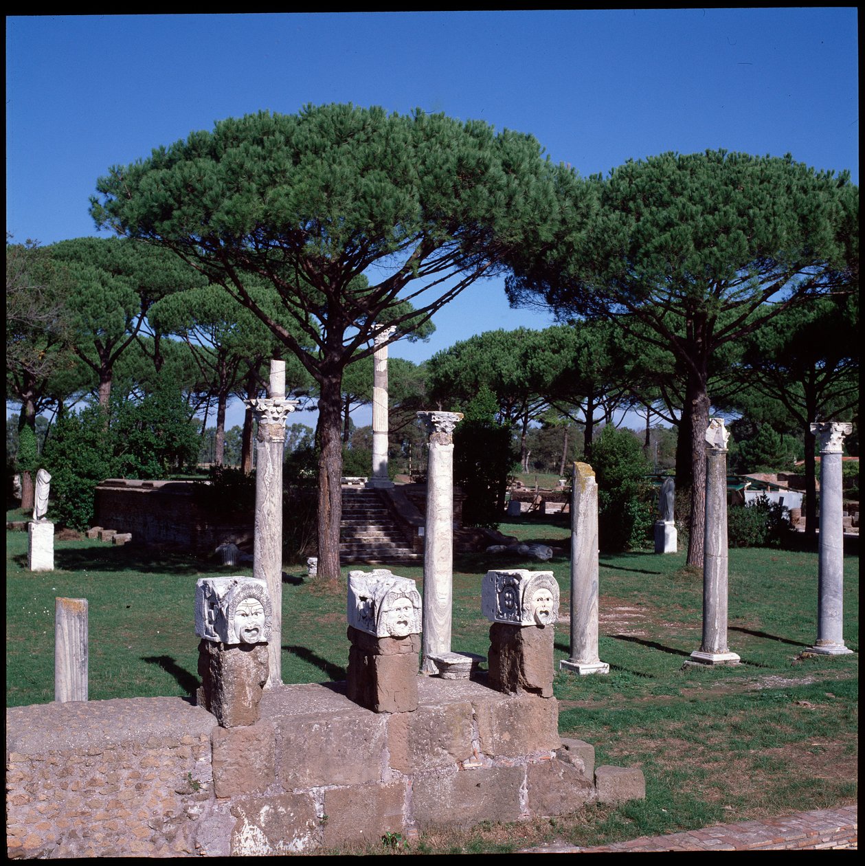 Art romain : vue des ruines du Temple de Cérès, site archéologique d
