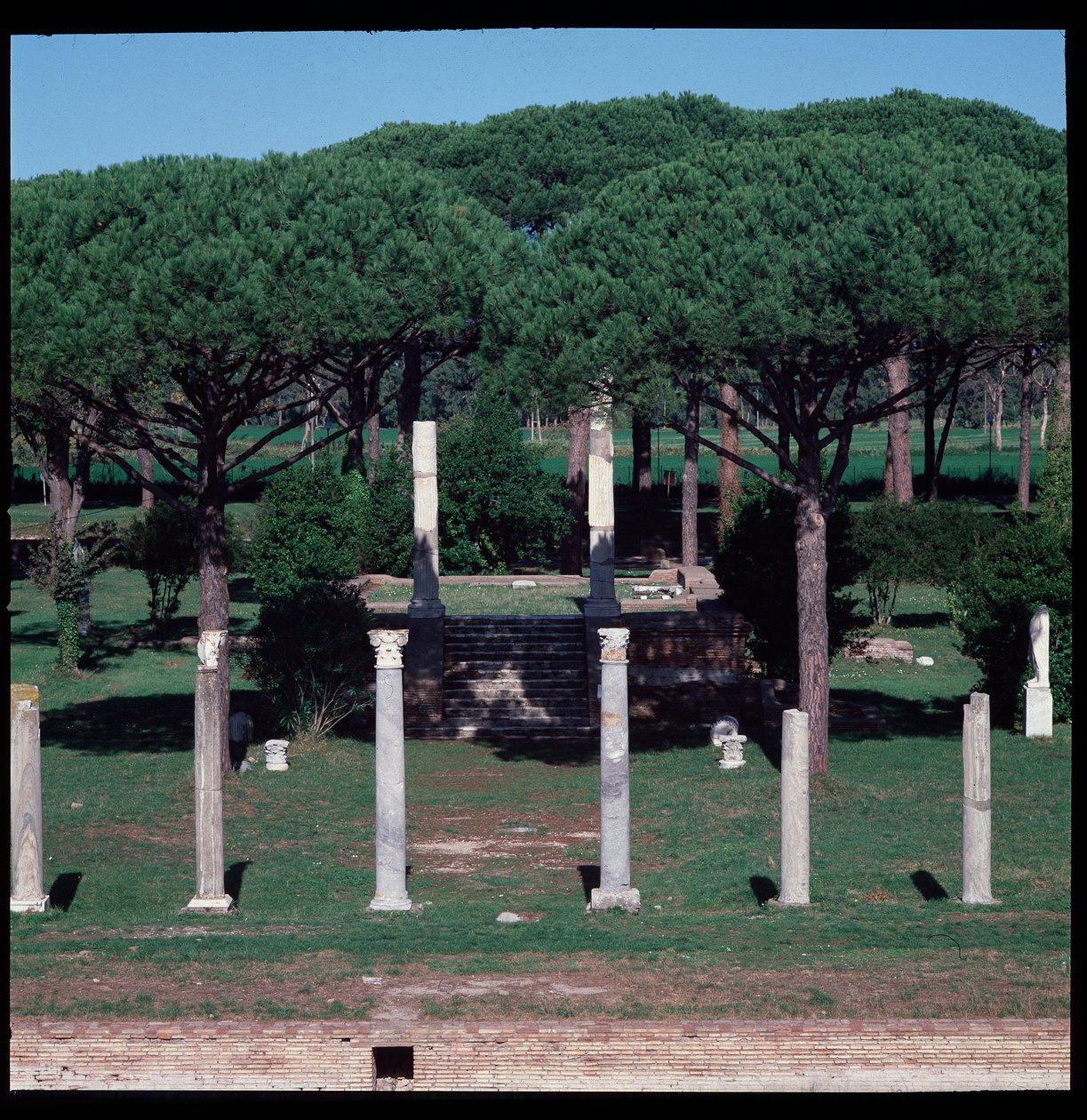 Art romain : vue des ruines du Temple de Cérès, site archéologique d