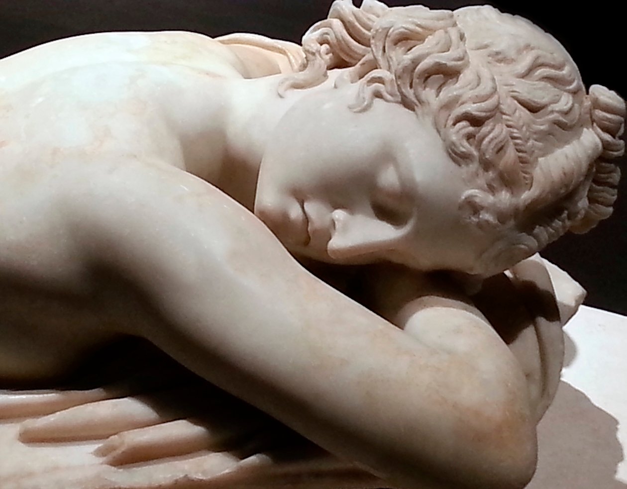 Hermaphrodite endormi : sculpture en marbre, art romain - Roman