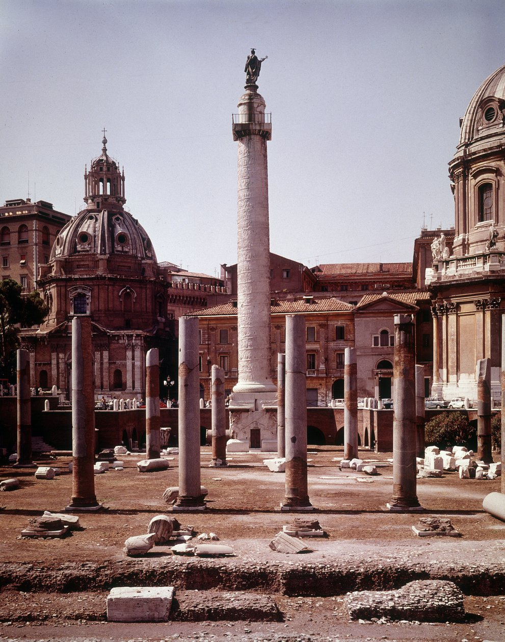 Le forum de Trajan et la colonne Trajane (Colonna Traiana) à Rome construits sous le règne de l