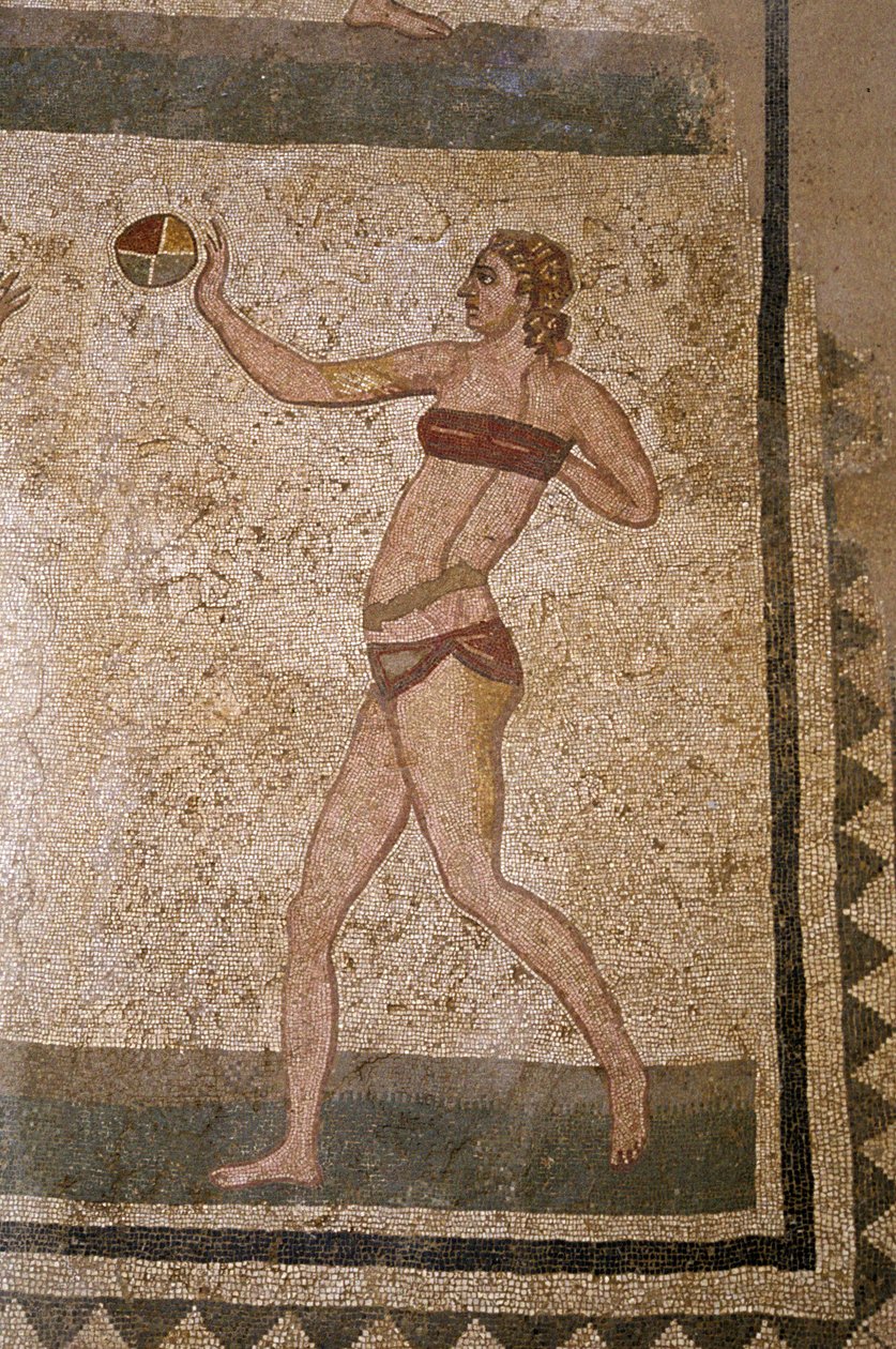 Femme jouant à la balle. Jeunes Romains pratiquant des exercices physiques. Ils portent un pagne autour des reins et un strophium (ancêtre du soutien-gorge) sur la poitrine. Mosaïque romaine du IIIe - IVe siècle de la Villa del Casale, Piazza Armerina. - Roman