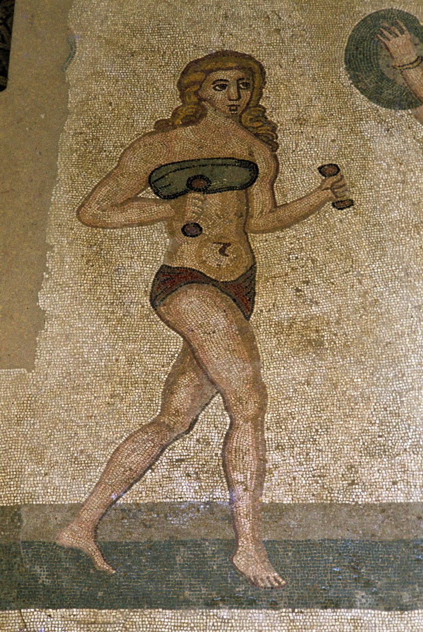 Jeunes Romains pratiquant des exercices physiques. Ils portent un pagne autour des reins et un strophium (ancêtre du soutien-gorge) sur la poitrine. Une ceinture autour des reins. Mosaïque romaine du IIIe - IVe siècle de la Villa del Casale, Piazza Armerin - Roman
