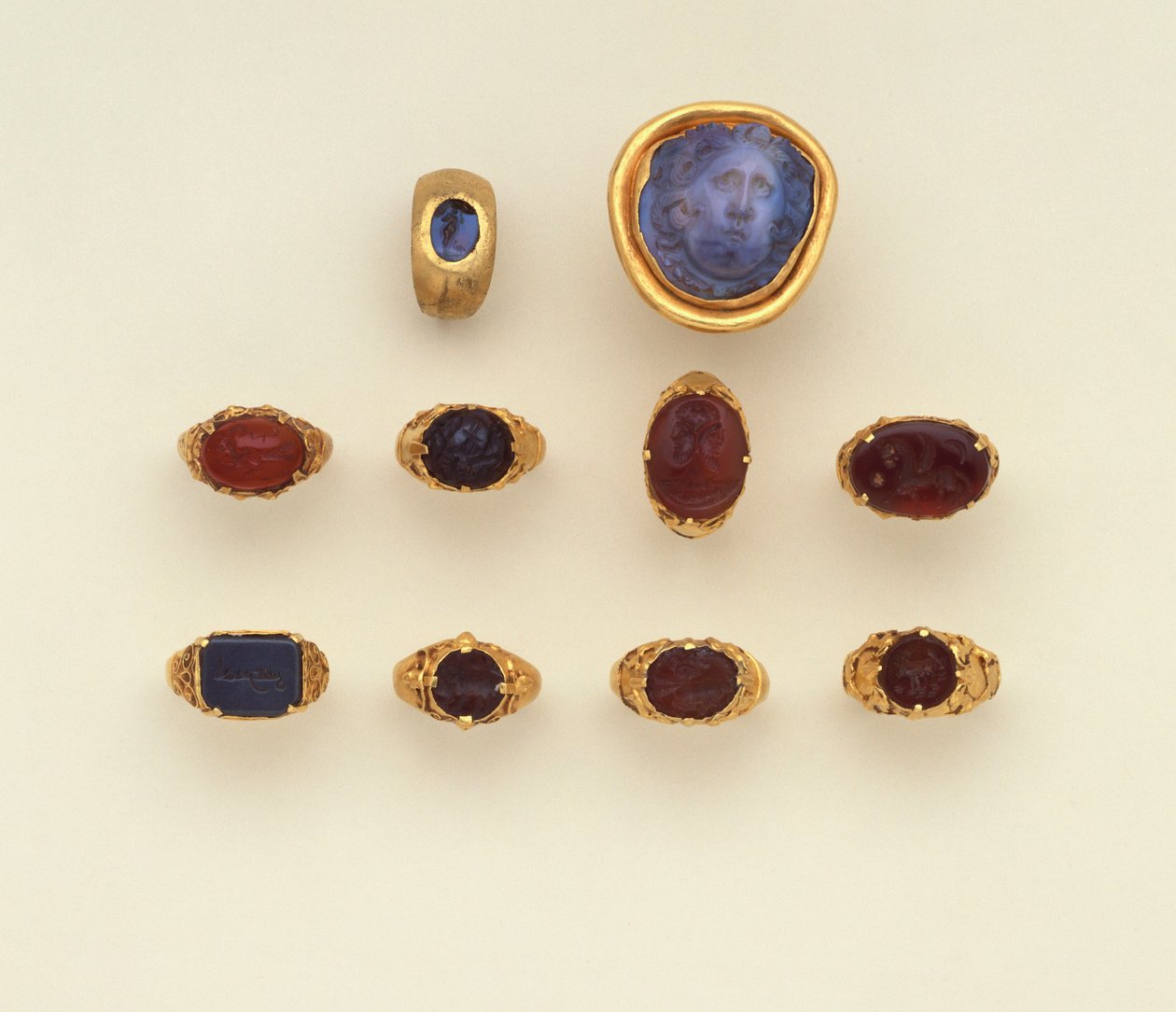 Une bague intaille en or et calcédoine romaine, une grande camée de tête de Méduse en calcédoine bleu-gris romaine et une sélection de bagues, deux bagues de style seldjoukide - Roman Roman