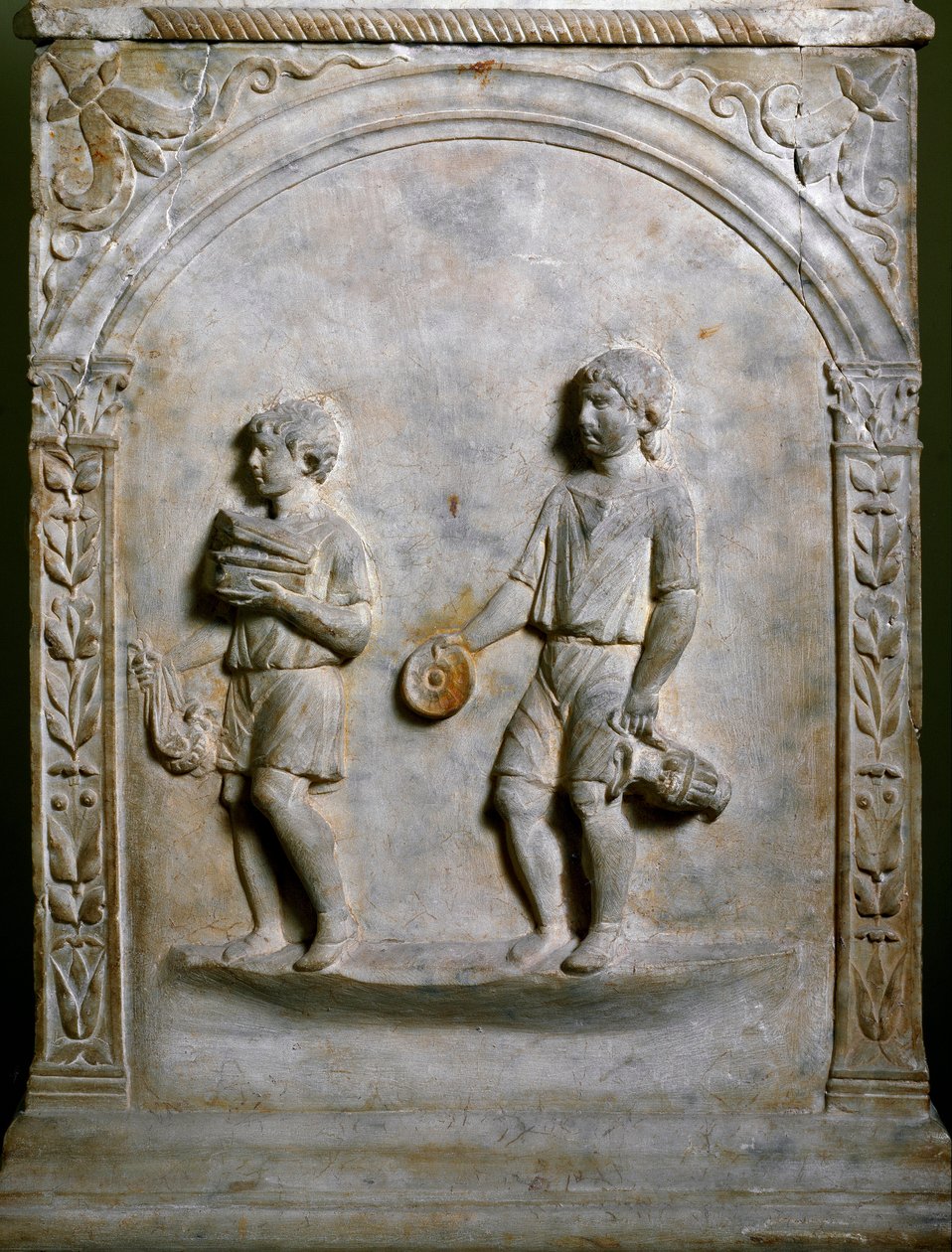 Art romain : autel funéraire représentant deux serviteurs portant des objets pour le sacrifice. Bas-relief. Rome, Museo Nazionale Romano - Roman Roman