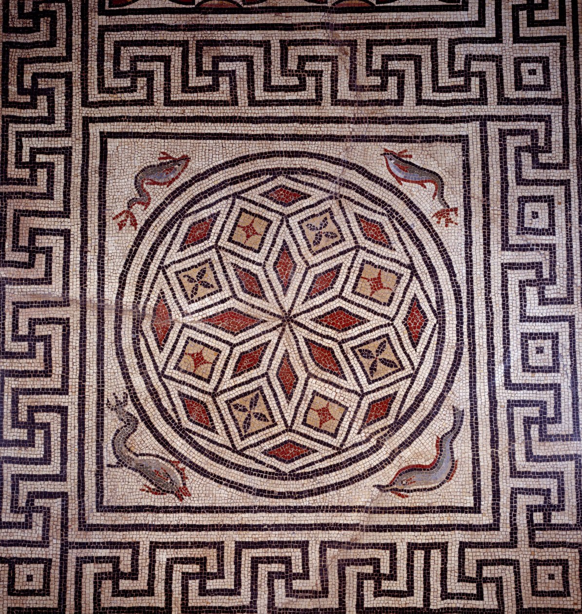 Art romain : mosaïque décorée de dauphins. Nîmes, musée d