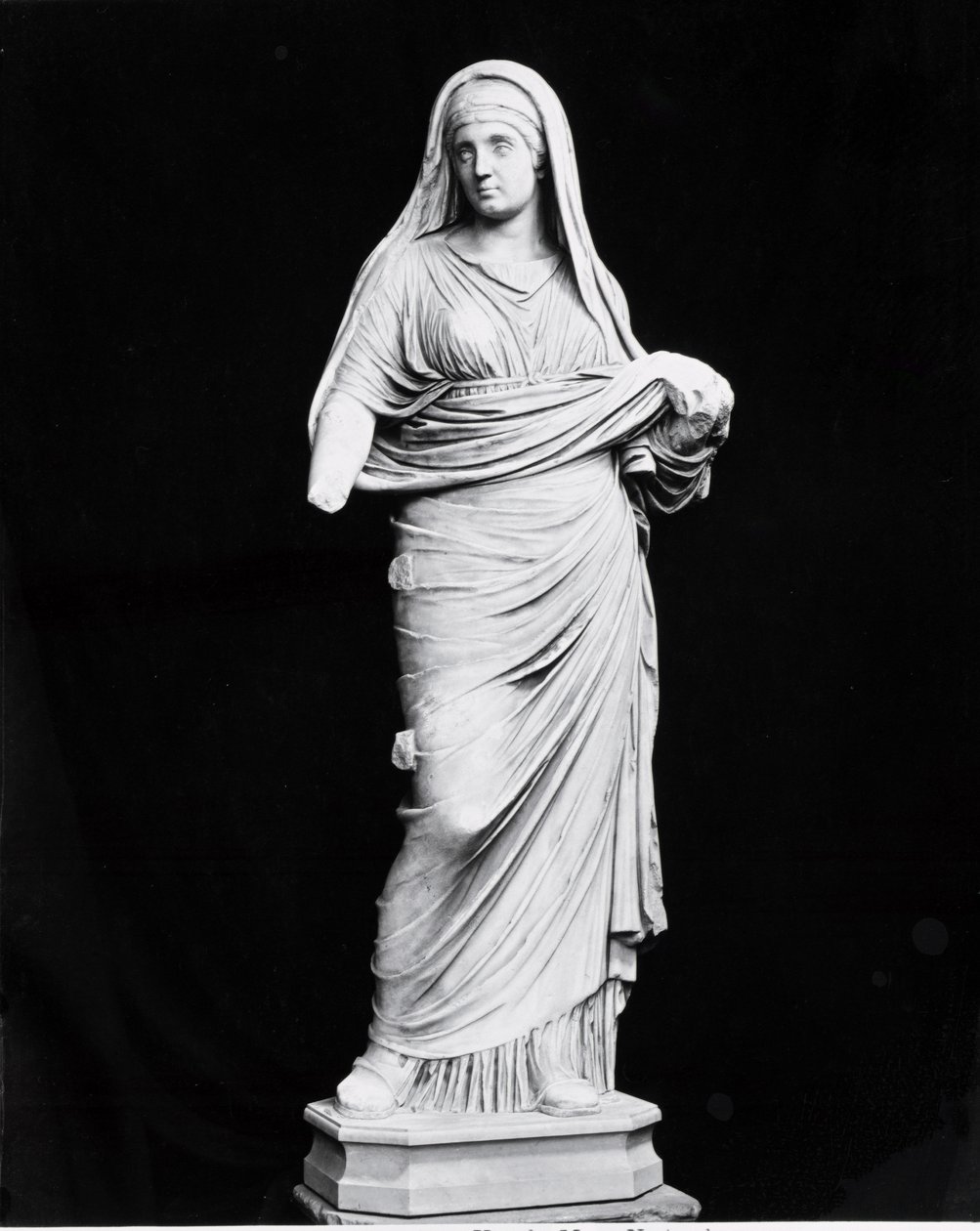 Vierge vestale (marbre) (photo n/b) - Roman Roman