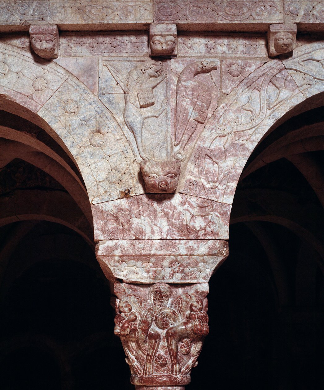 Détail des symboles des évangélistes Jean et Marc, sculptés sur la tribune du Prieuré - Romanesque