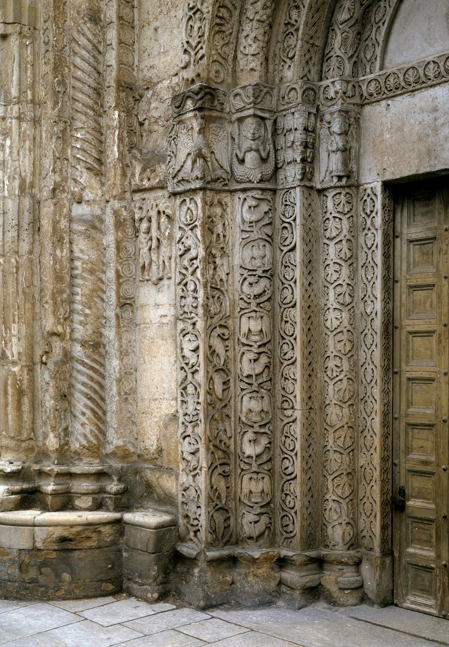 Détail de la façade côté gauche du portail de la basilique, début du XIIe siècle - Romanesque