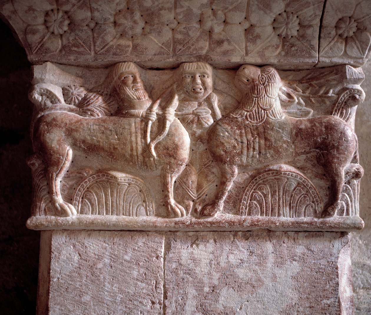 Scène de chasse, chapiteau sculpté dans la tribune du Prieuré - Romanesque