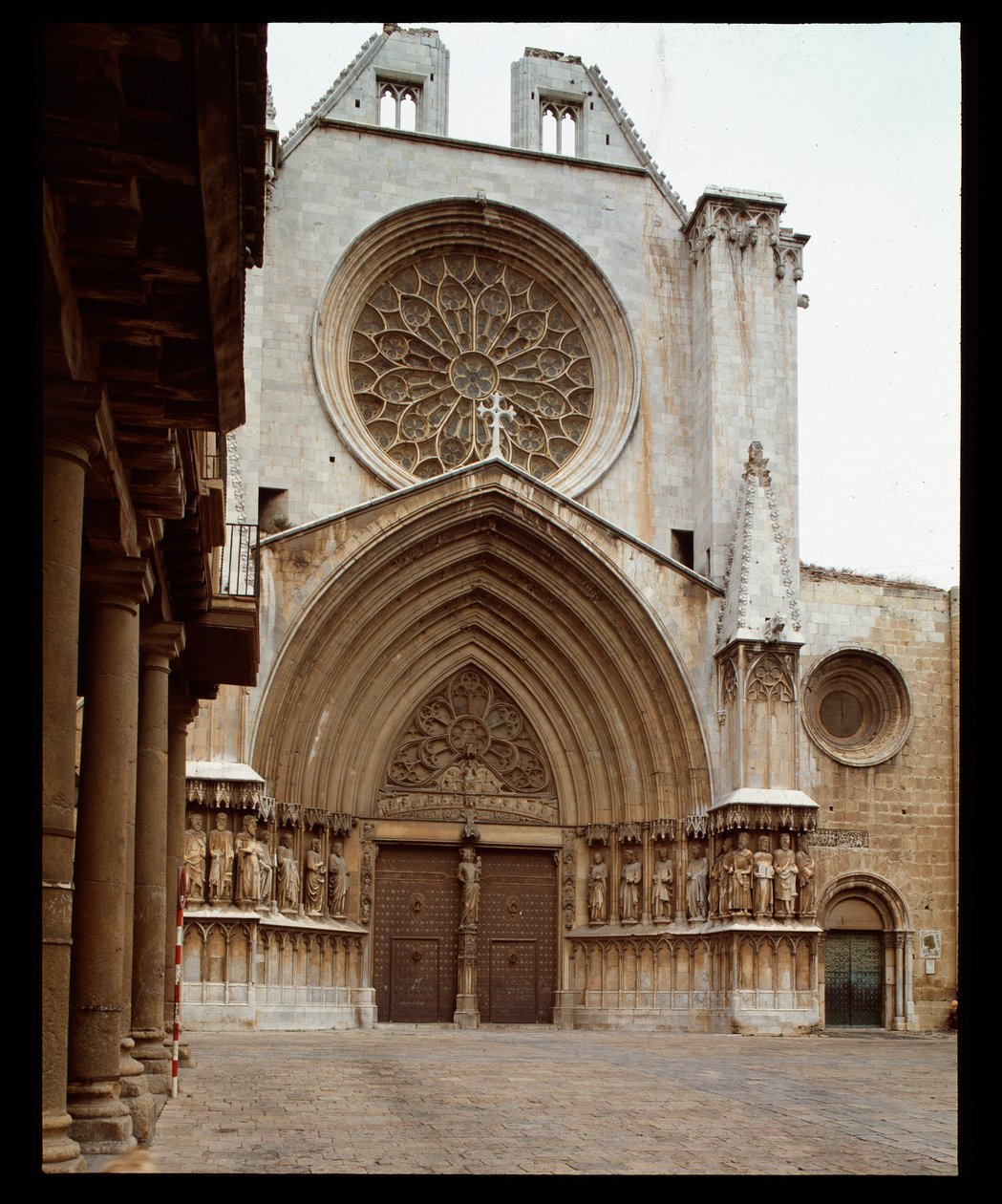 Art roman et gothique : façade de la cathédrale Sainte Thècle à Tarragone - Romanesque