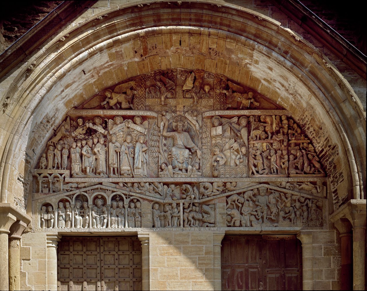 Art roman : tympan sculpté représentant le jugement dernier, à droite du Christ le paradis, à gauche, le chaos de l