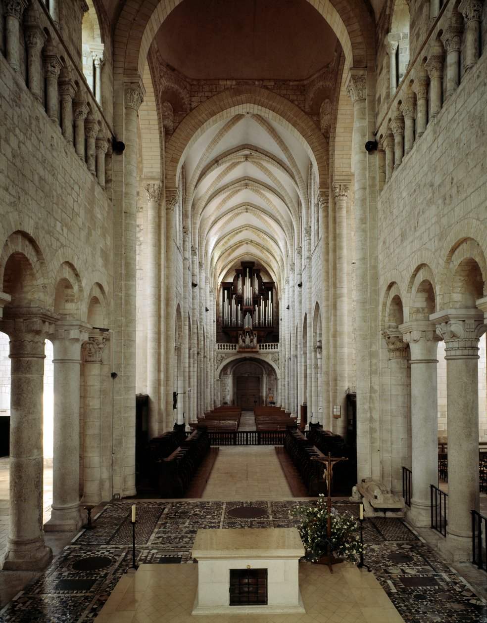 Art roman : vue intérieure de la basilique de Saint-Benoît-sur-Loire (Loiret) construite entre le 11ème et le 13ème siècle - Romanesque