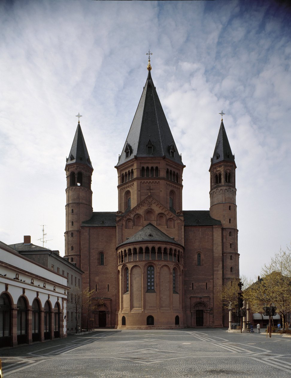 Art roman : vue de la cathédrale Saint-Martin, construite entre le Xe et le XIIe siècle. Mayence, Allemagne - Romanesque