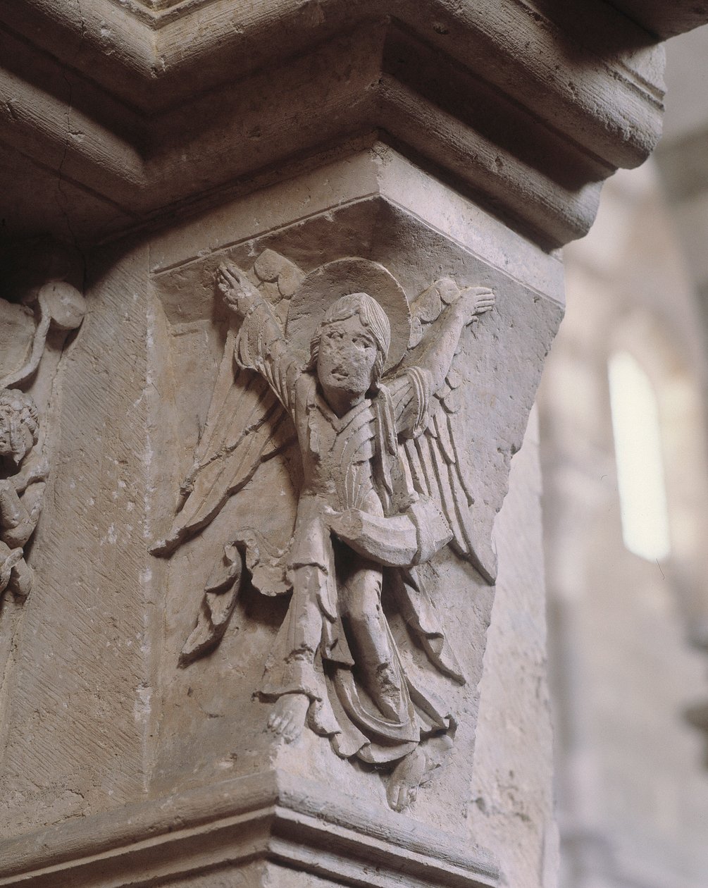 Portail sud : un ange apporte la bonne nouvelle (ange avec un olifant) (sculpture) - Romanesque