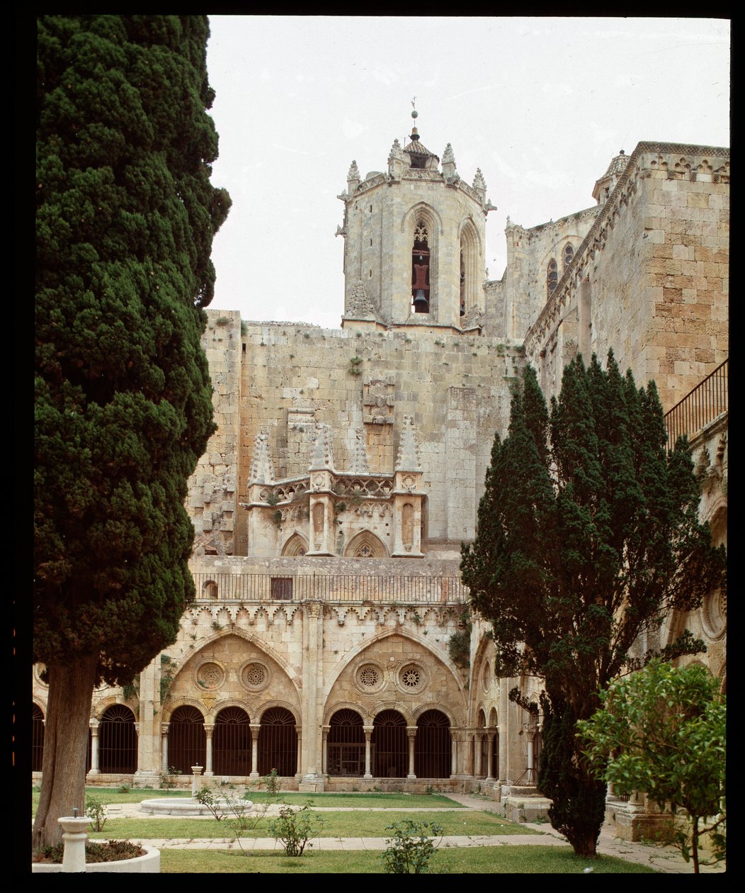 Vue du cloître et de la cathédrale de Sainte Thècle à Tarragone - Romanesque