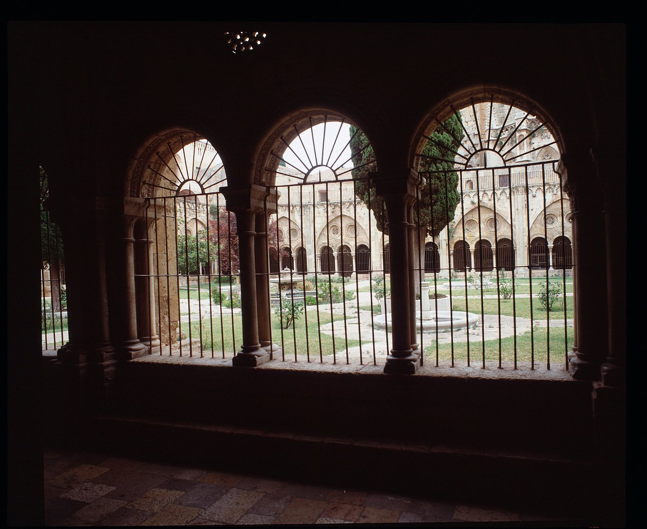 Vue du cloître de la Cathédrale Sainte Thècle à Tarragone - Romanesque
