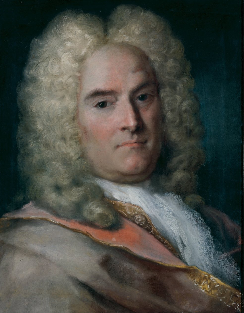 Un gentleman dans une cape grise sur un manteau brodé d&39;or - Rosalba Giovanna Carriera