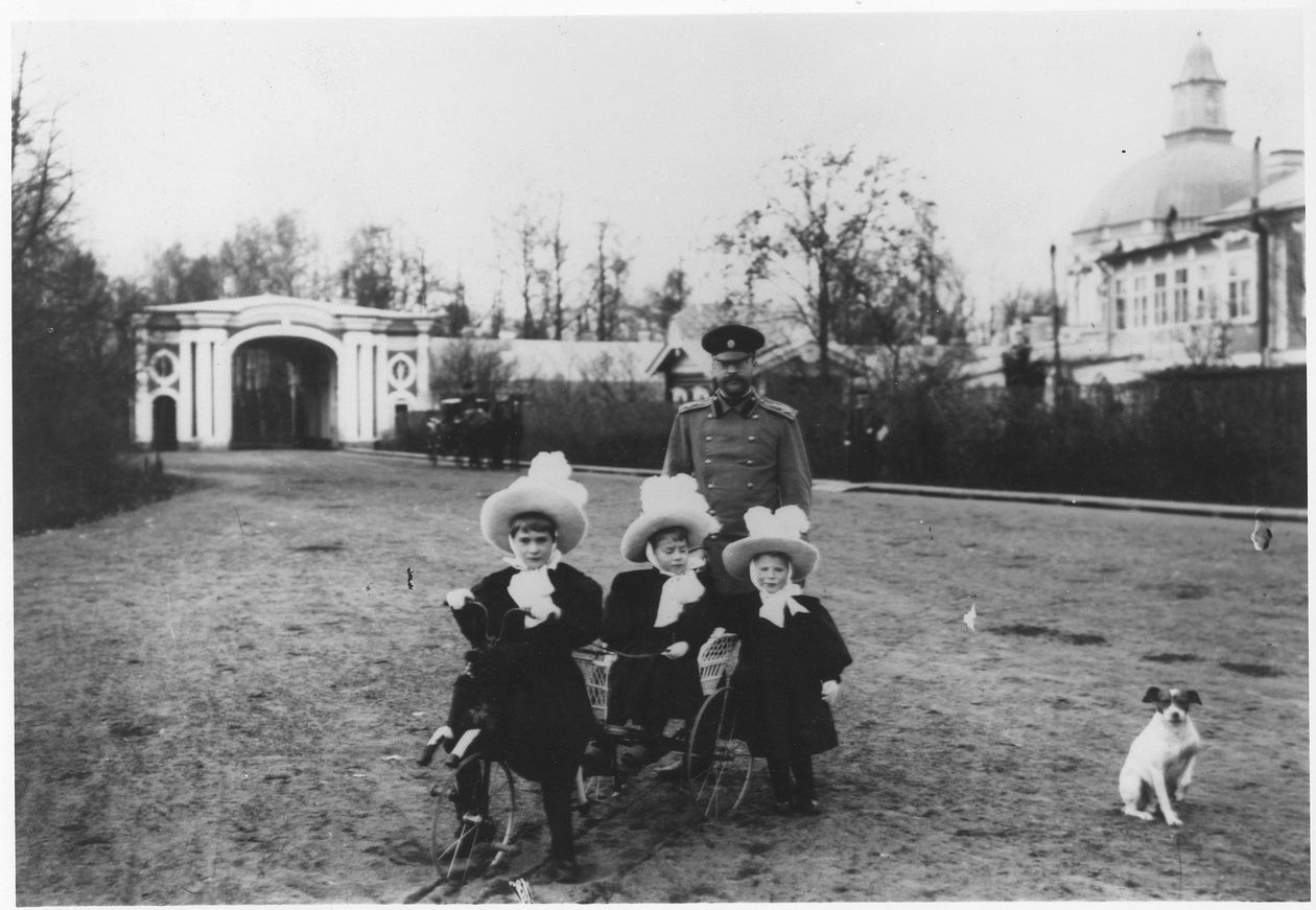 Carl Michael, duc de Mecklembourg-Strelitz avec ses 3 nièces, Katya, Menka et Tasha, au palais d