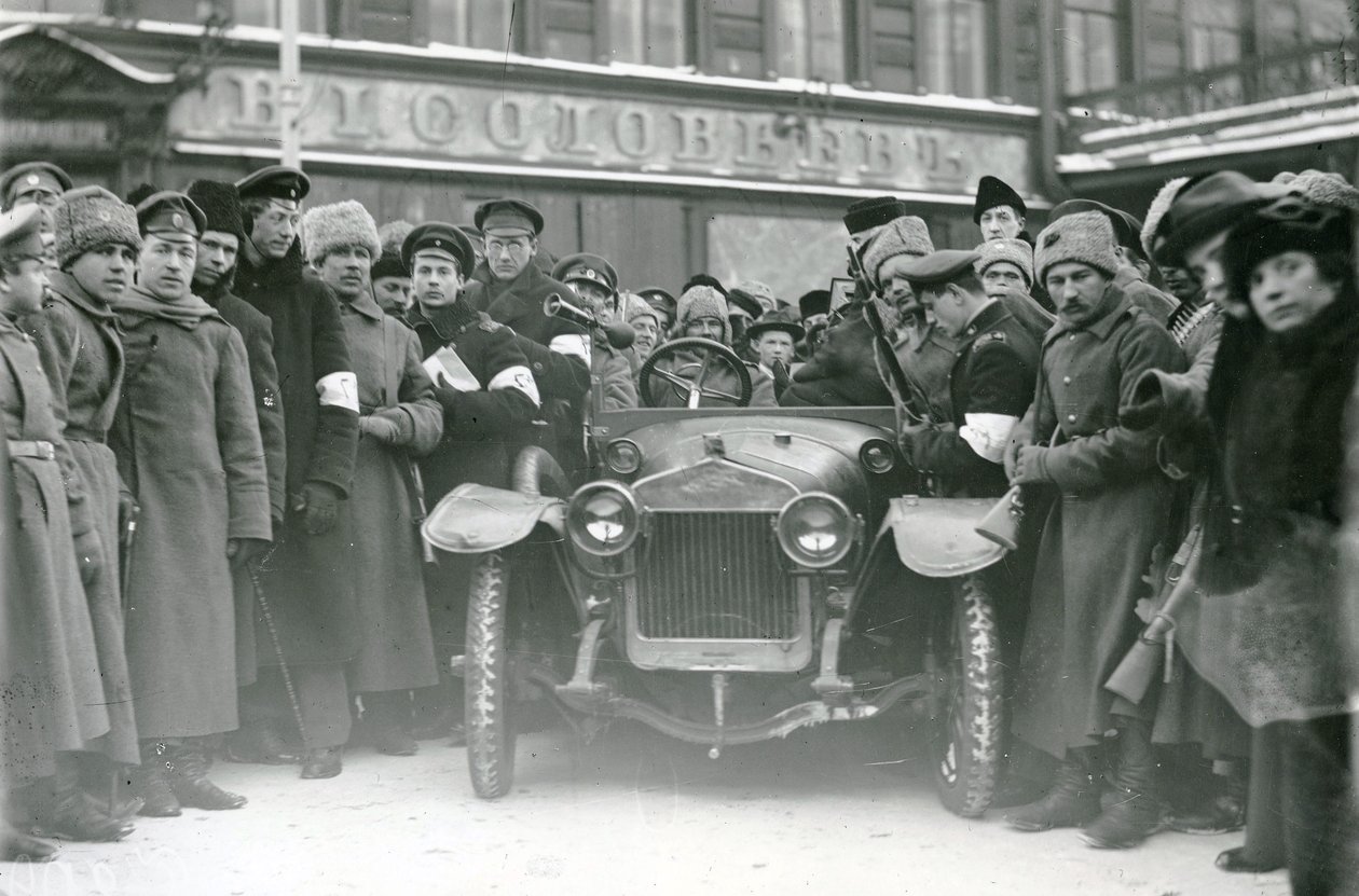 Contrôle des documents, Saint-Pétersbourg, février 1917 - Russian Photographer