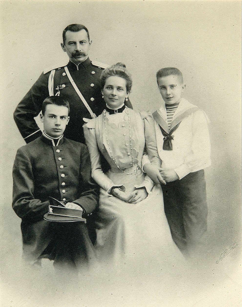 Portrait de famille de la princesse Zénaïde Youssoupova, du comte Félix Soumarokov-Elston et de leurs fils Nikolaï et Félix, du studio de A. Pasetti - Russian Photographer