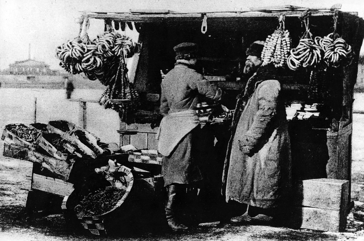 Étal de nourriture et de produits, Saint-Pétersbourg, fin du XIXe siècle - Russian Photographer