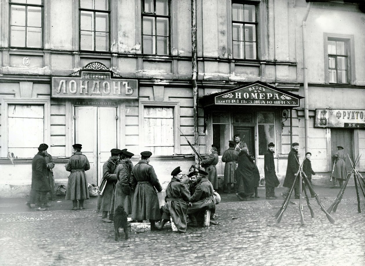Miliciens dans une rue de Saint-Pétersbourg, 17 octobre 1905 - Russian Photographer