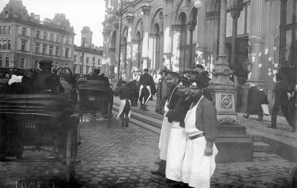 Porteurs et passagers devant la gare Nicholas, Prospekt Nevski, Saint-Pétersbourg, 1913 - Russian Photographer