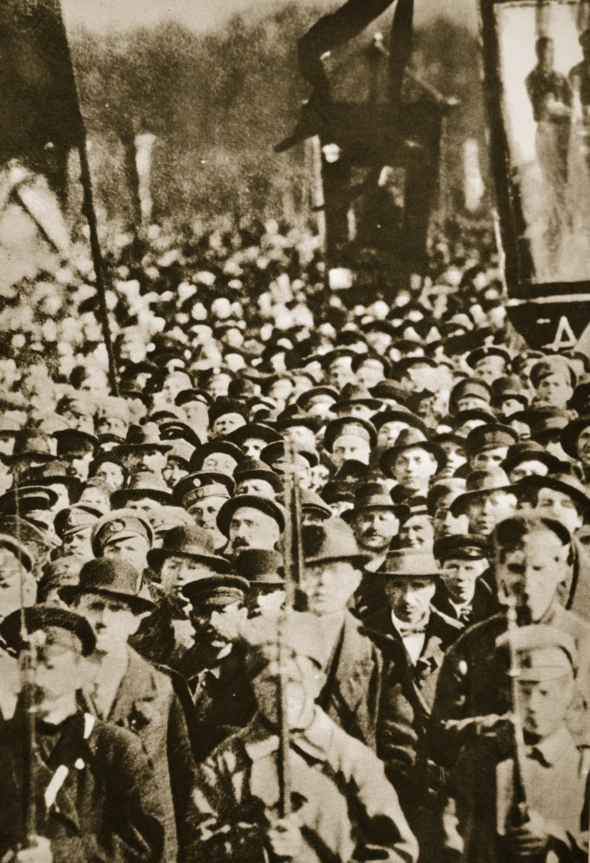Révolutionnaires à Petrograd, 1917 (photo sépia) - Russian Photographer