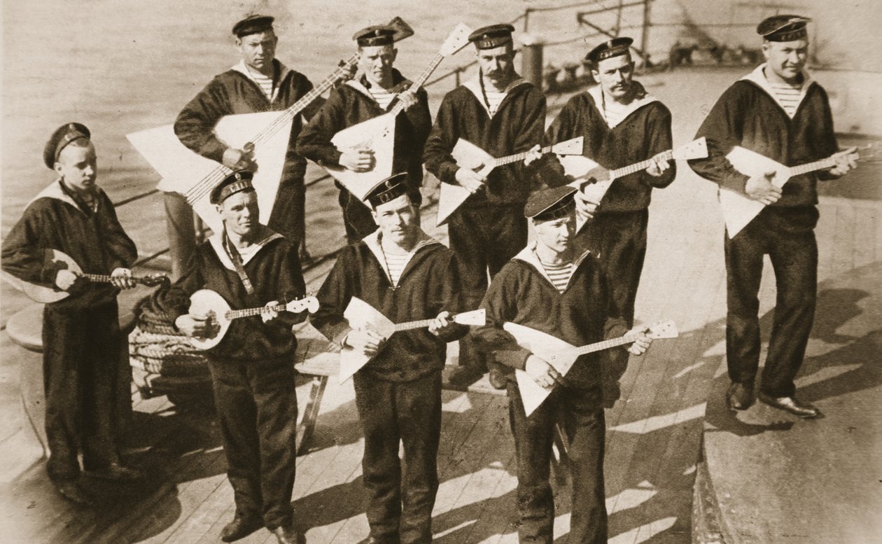 Le groupe de balalaïka, remontant le moral de la marine russe, de The Illustrated War News - Russian Photographer