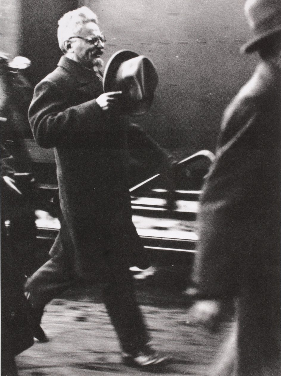 Trotsky arrive à Paris (photo sépia) - Russian Photographer