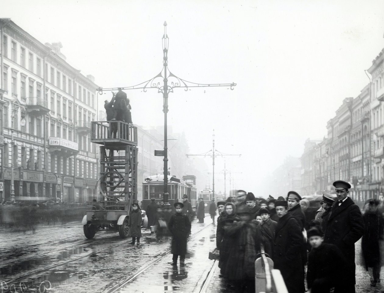 Travailleurs effectuant des réparations sur les lignes de tramway, Saint-Pétersbourg, vers 1914 - Russian Photographer