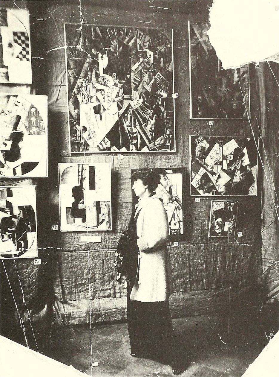 Alexandra Ekster devant les peintures d