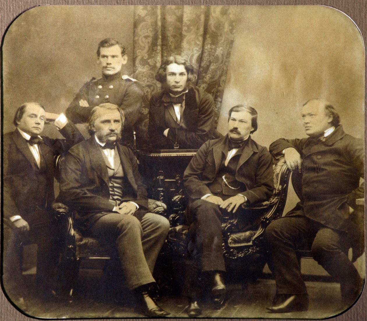 Léon Tolstoï et Dmitri Grigorovitch avec Ivan Gontcharov, Ivan Tourgueniev, Alexander Drushinin et Al - Russian Photographer