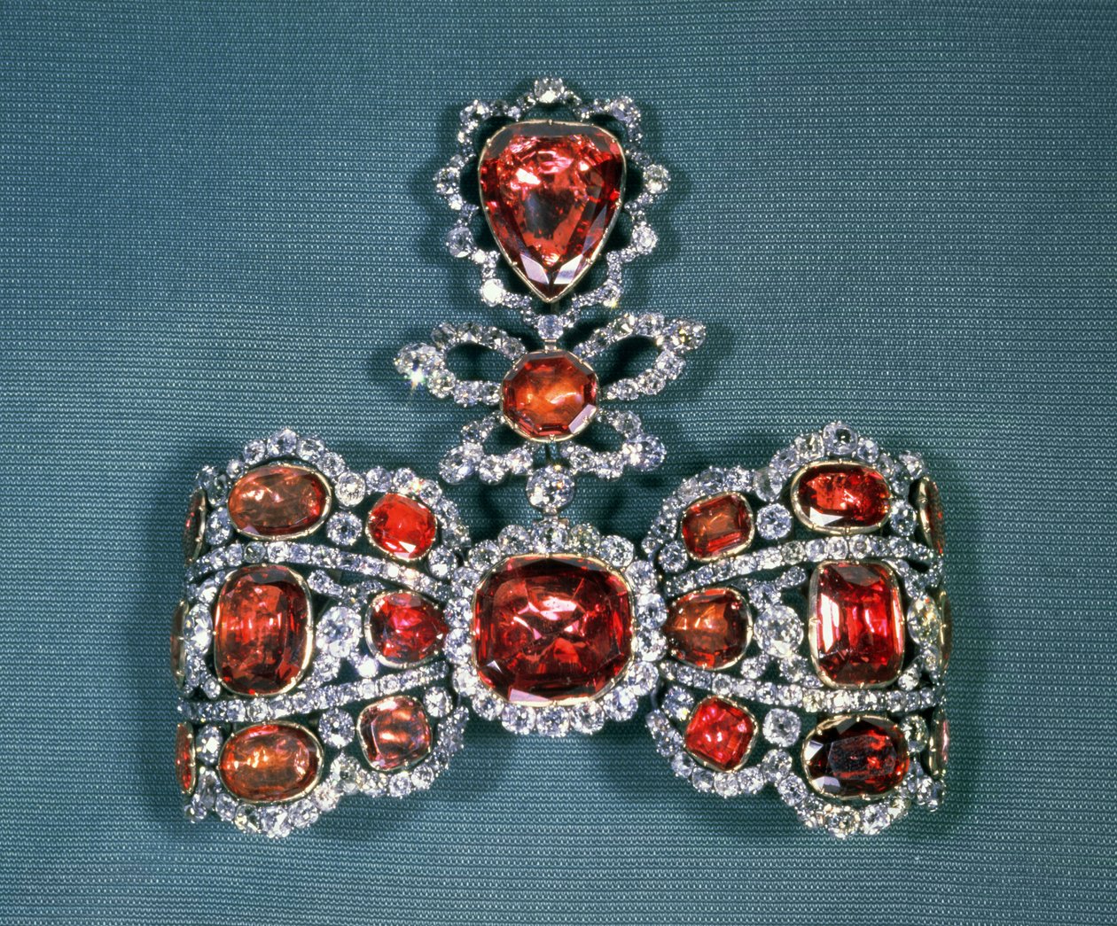 Broche en forme de nœud sertie de diamants taille brillant et spinelles, par Pfisterer, 1764 - Russian School