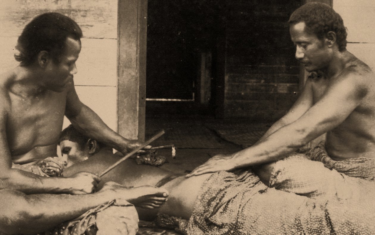 Un homme samoan se faisant tatouer, c.1895 photo sépia - Samoan