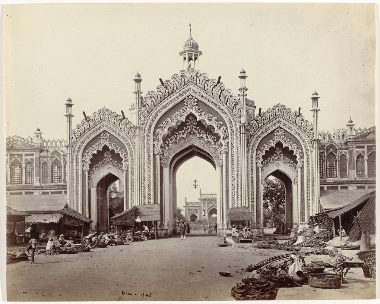 Porte du bazar de Hoesseinabad, Lucknow - Samuel Bourne (signed by artist)