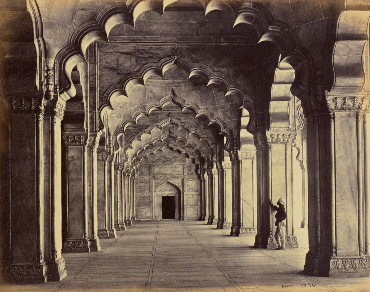 Agra - Intérieur de la Moti Masjid, montrant la nef centrale - Samuel Bourne