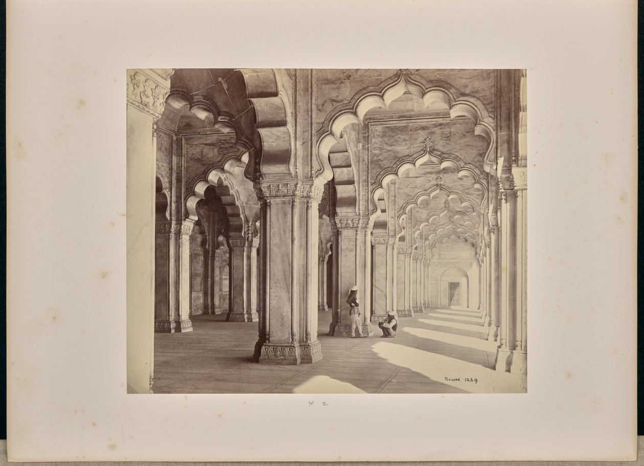Agra; intérieur de la Moti Masjid, montrant les arcs et piliers sarrasins en marbre - Samuel Bourne